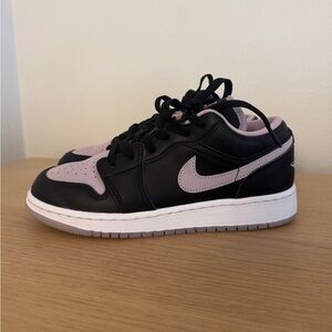 Air Jordan 1 Low SE (GS) | Black/Iced Lilac/White